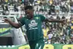 Striker-Persebaya-Surabaya-Paulo-Victor-melawan-Persija-Jakarta-di-Stadion-Gelora-Bung-Tomo.jpg