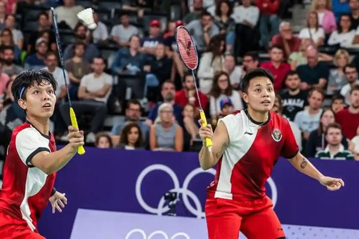 Tersingkir dari Olimpiade, Siti Fadia Atlet Bulu Tangkis Nangis saat Tiba di Bandara, Peluk Keluarga