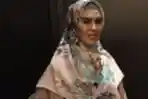 Kartika Putri Hadiri Luna Habit Fashion Show
