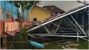 dua-kelas-sd-negeri-11-rantau-bayur-banyuasin-disapu-angin-ribut-minggu-2022022.jpg