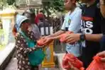 Warga Mengantri Mendapatkan Daging Qurban di Malang