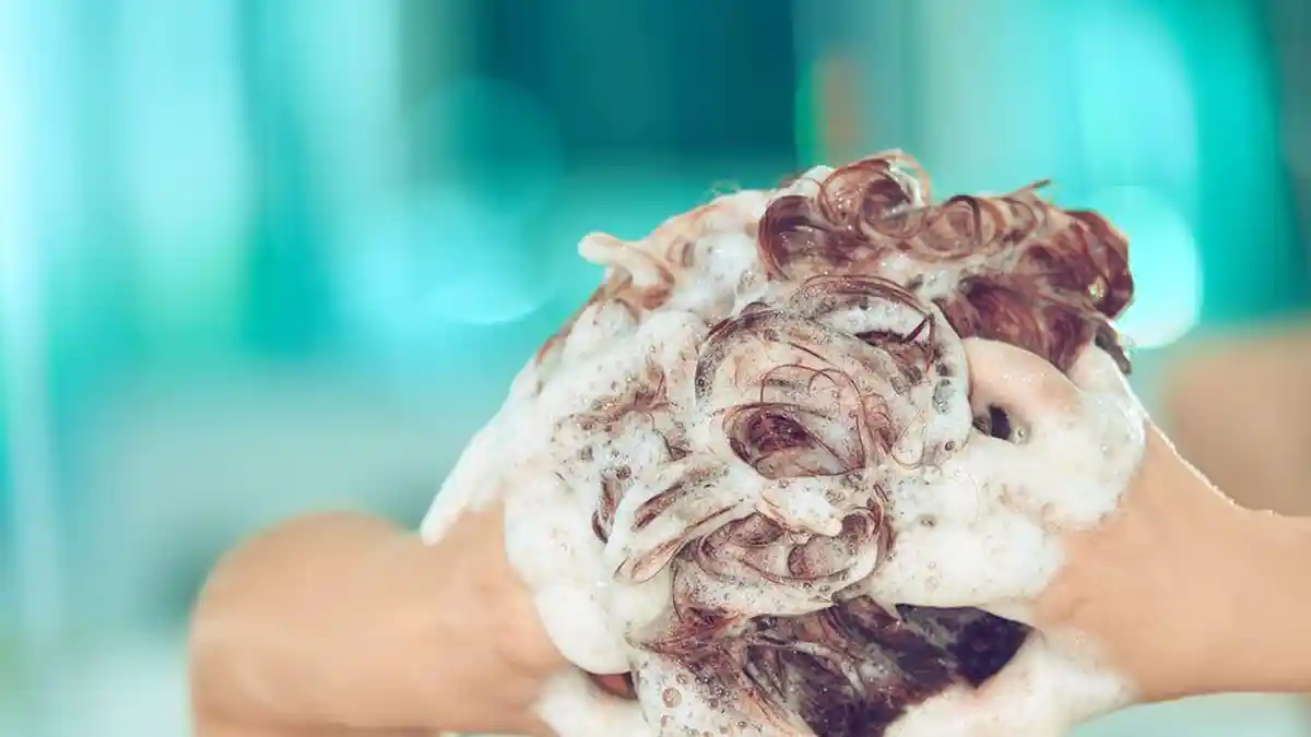 Ini yang Bisa Terjadi Pada Rambut Jika Terlalu Lama Tidak Keramas