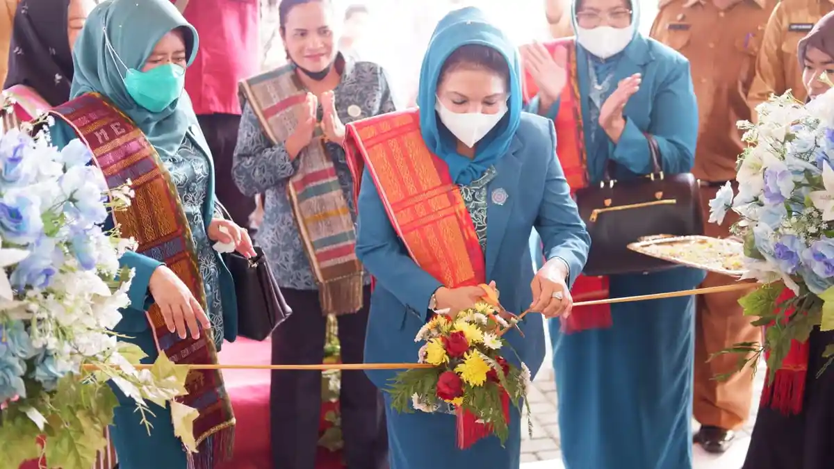 Ketua TP PKK Deliserdang Yunita Ashari Tambunan Resmikan PKBM Air Langit di Kecamatan Namorambe 