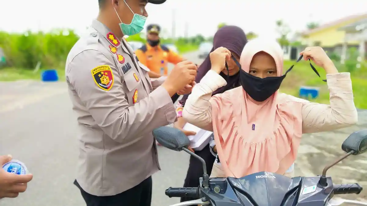 Bagikan Sembako, Polres Ogan Ilir Bantu Langsung Masyarakat yang Terdampak Covid-19