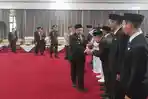 Bupati-HST-Samsul-Rizal-memberikan-selamat-kepada-para-pejabat-usai-dilantik.jpg