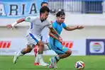 Pemain-Persiba-kaus-putih-berduel-dengan-pemain-Persela-dalam-perebutan.jpg