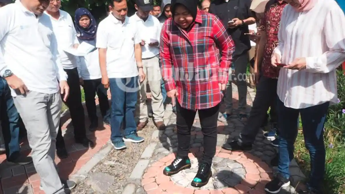 Kisah Sepatu Docmart Favorit Tri Rismaharini, Dibeli  Saat Diskonan dan Bantu Wali Kota Blusukan