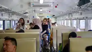 Penumpang-kereta-api-2432026.jpg