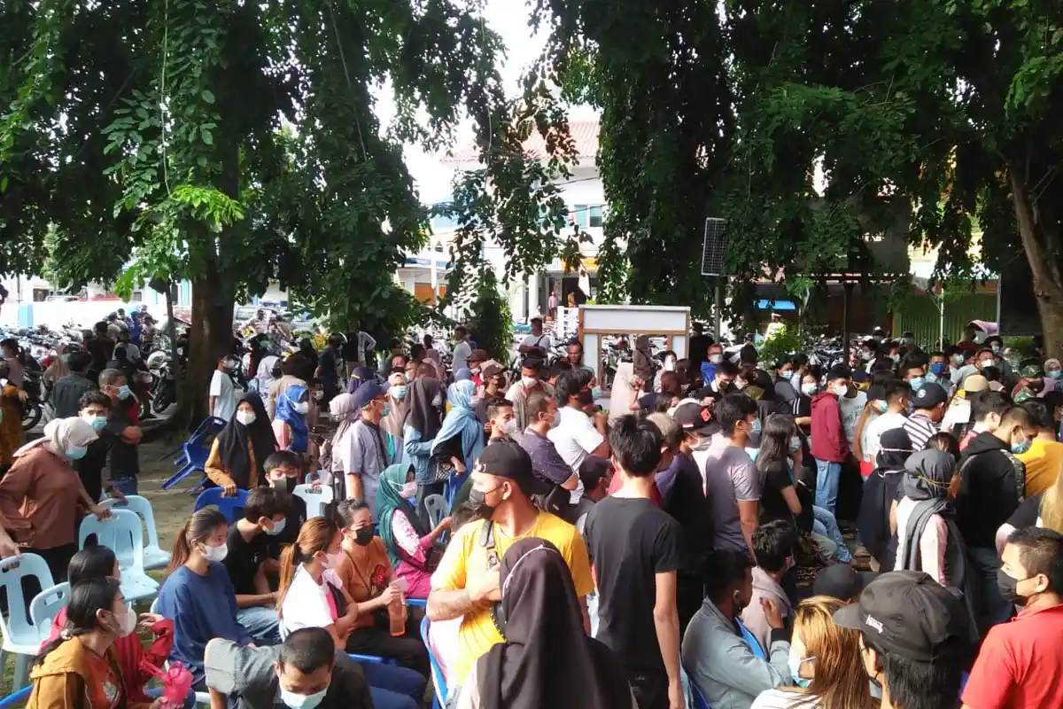 Kacau, Gara-gara Informasi Tak Dapat Bantuan, Ribuan Warga Penuhi Lokasi Vaksin, Ternyata. . .