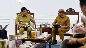 Gubernur-Sumut-Bobby-Nasution-saat-audiensi-dengan-Kepala-Dinas-Kesehatan-11.jpg