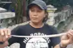 Warga Menangkap Anak Ular Kobra Albino