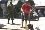 seorang-warga-menjalani-sanksi-menyapu-pasar-taman-sidoarjo.jpg