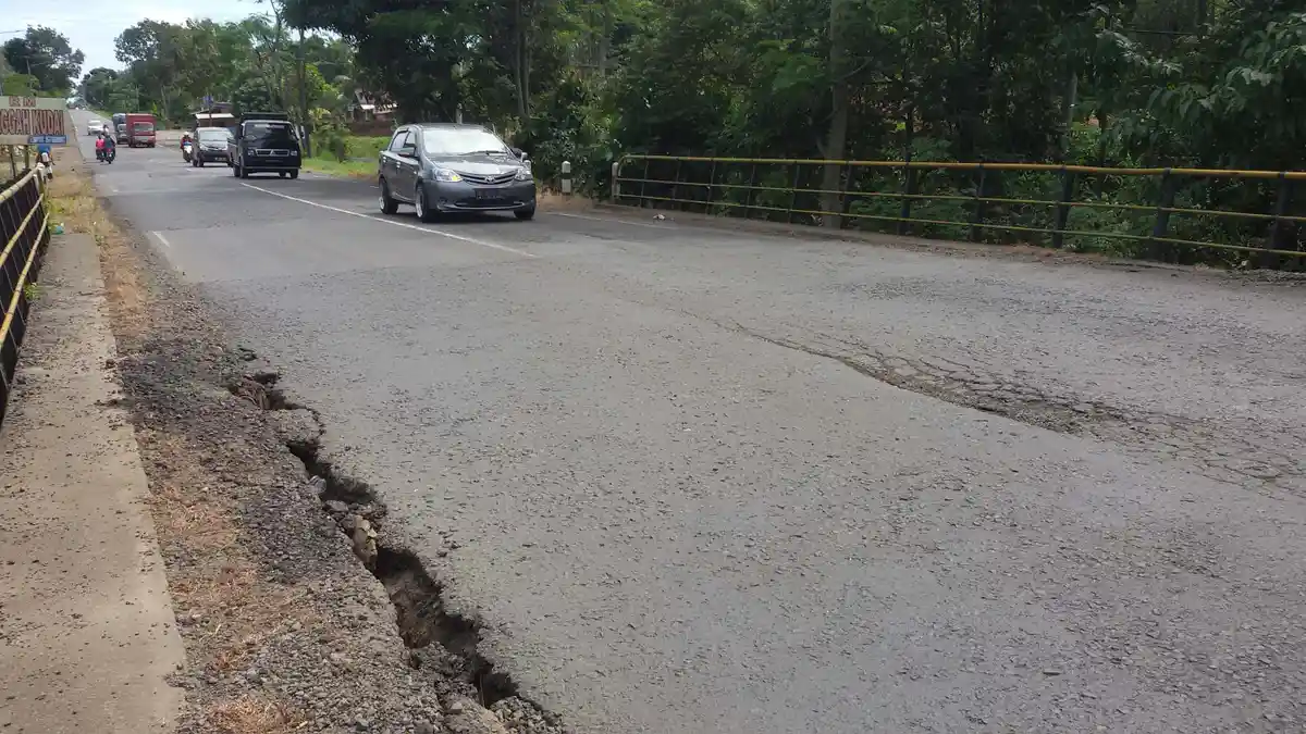 FOTO BREAKING NEWS: Hati-hati Melintas di Jembatan Kuripan, Kondisinya Retak dan Berlubang