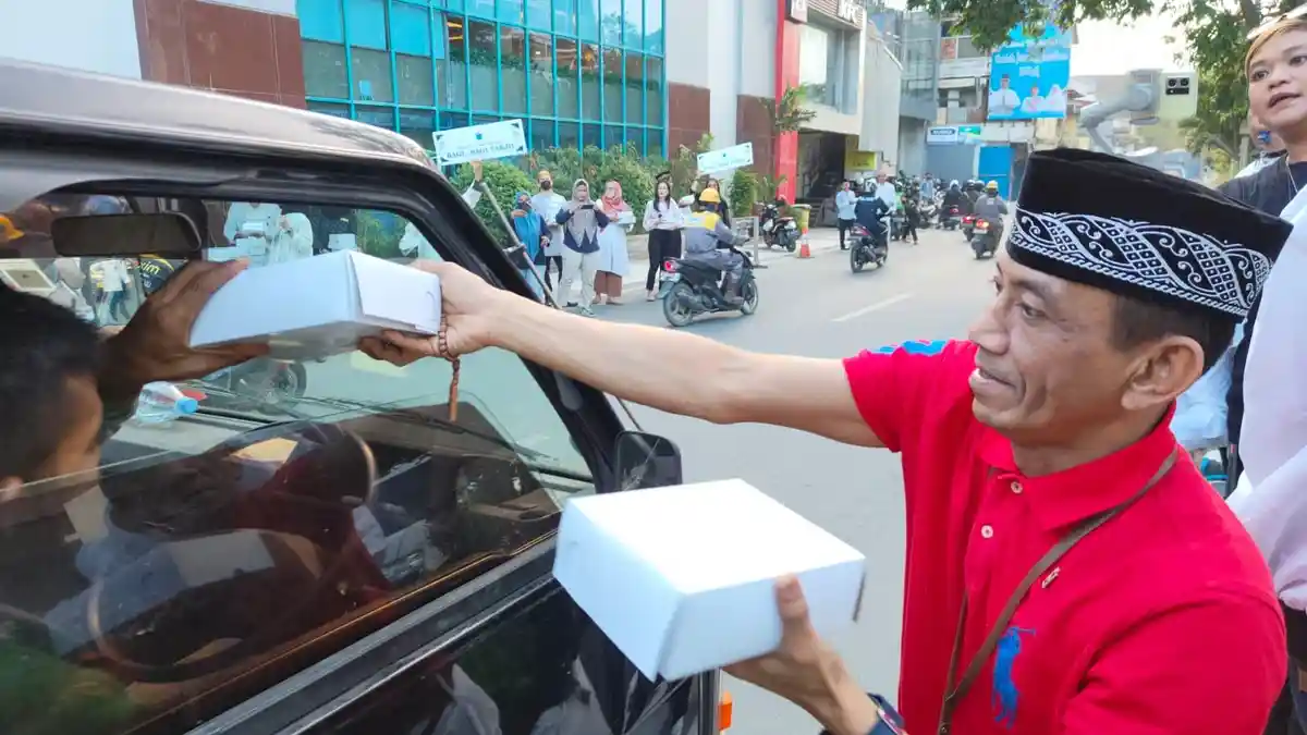 Blue Sky Hotel Balikpapan Bagi 750 Kotak Takjil Ramadhan Buat Warga