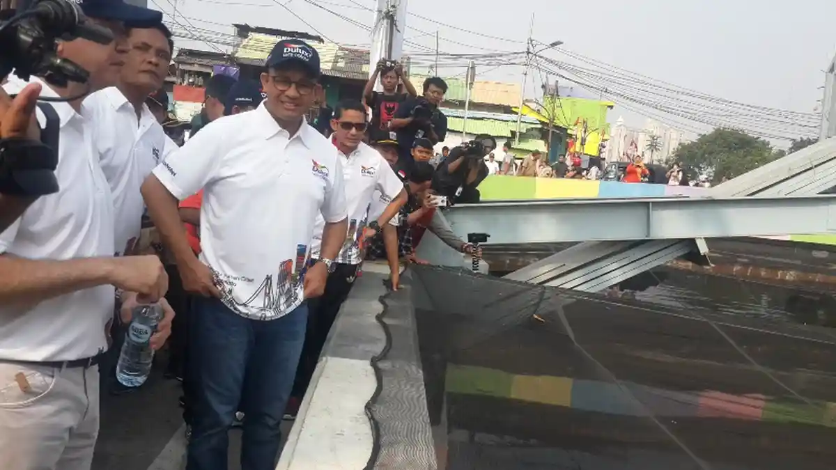 Anies: Pemasangan Jaring-jaring Mengurangi Bau Tak Sedap Kali Item