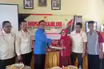 Ketua-KONI-Polman-Sakinah-Baju-merah-foto-bersama-dengan-sterring-comite.jpg