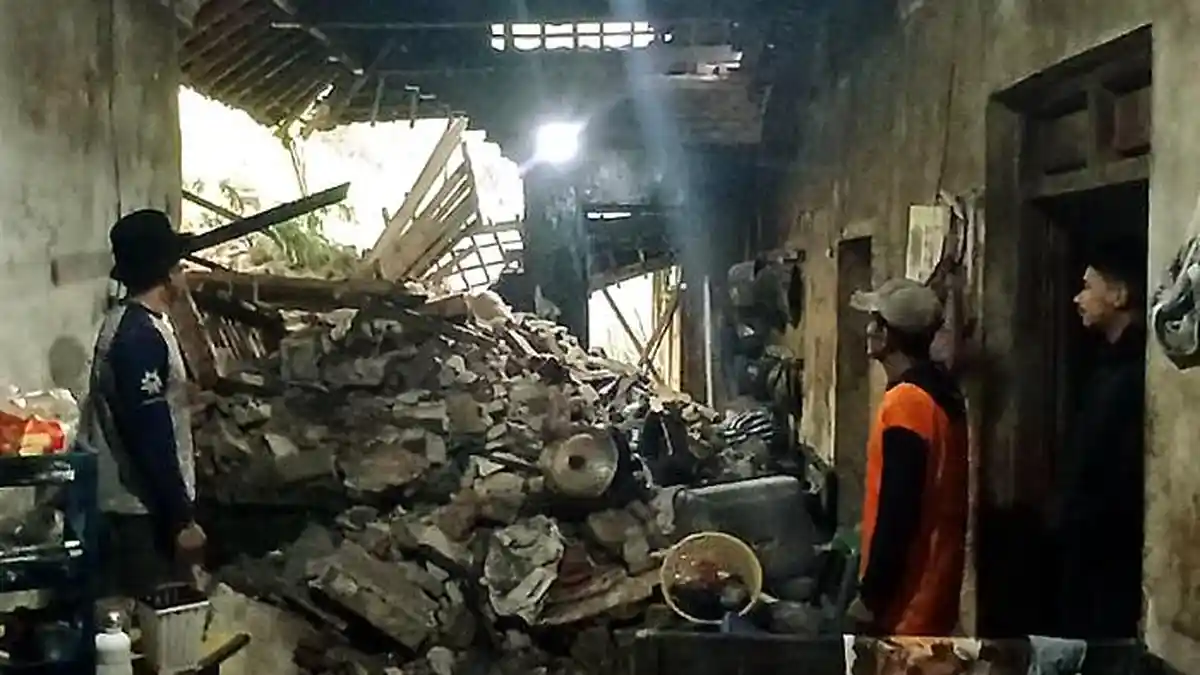 Tebing 10 Meter di Ponorogo Longsor Hantam Rumah, Warga Langsung Mengungsi