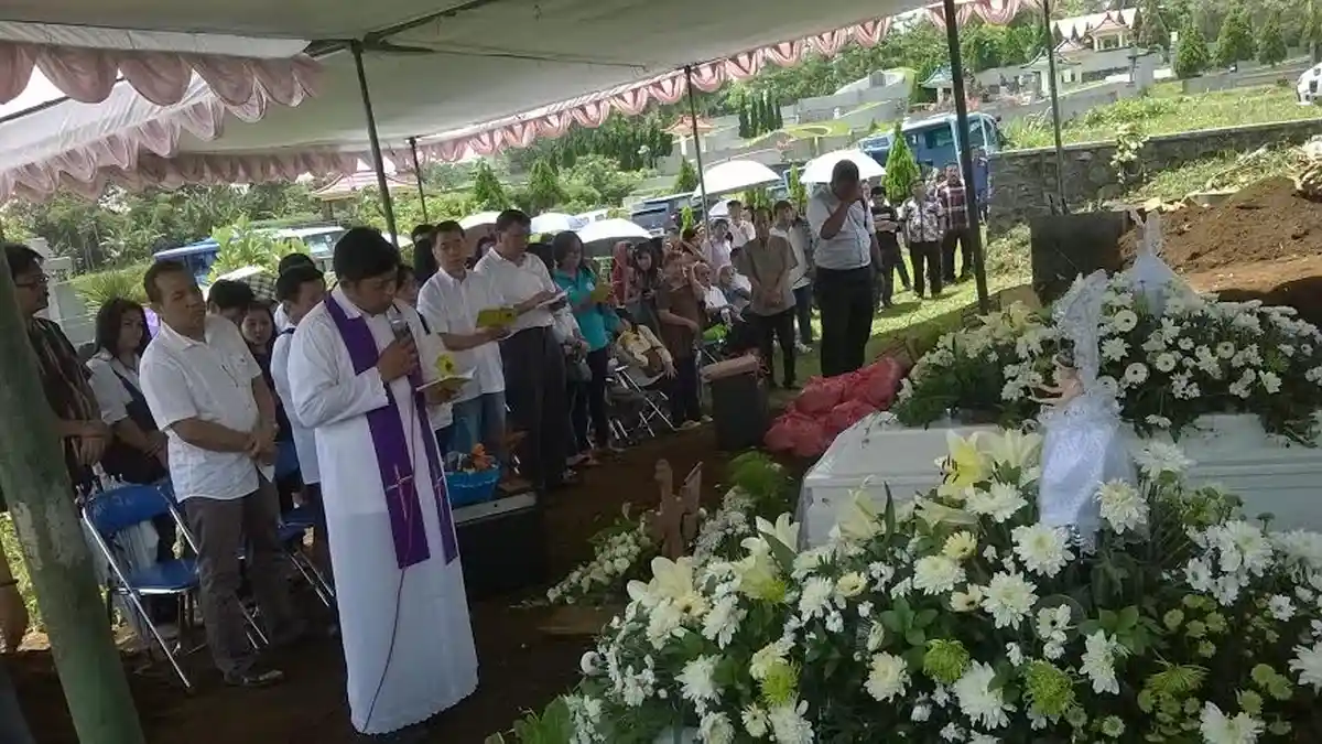 Chiara Tegar Dihadapan Pusara Ibu, Kakak dan Adiknya