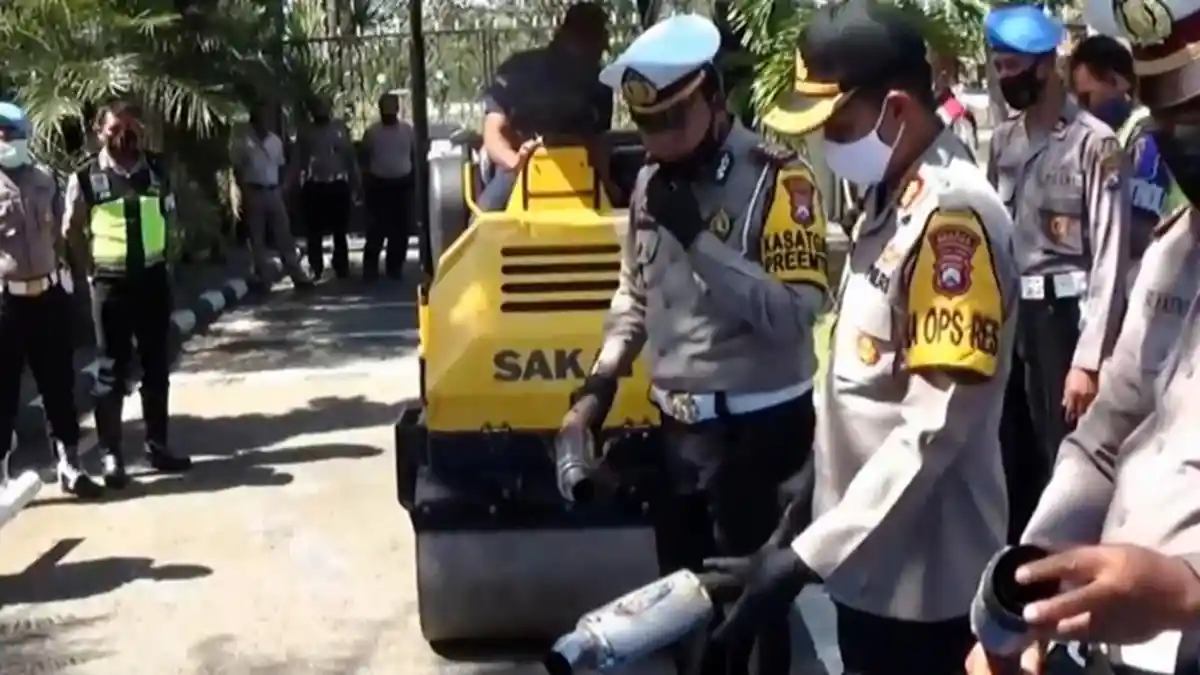 Polres Magetan Hancurkan Puluhan Knalpot Brong Hasil Operasi