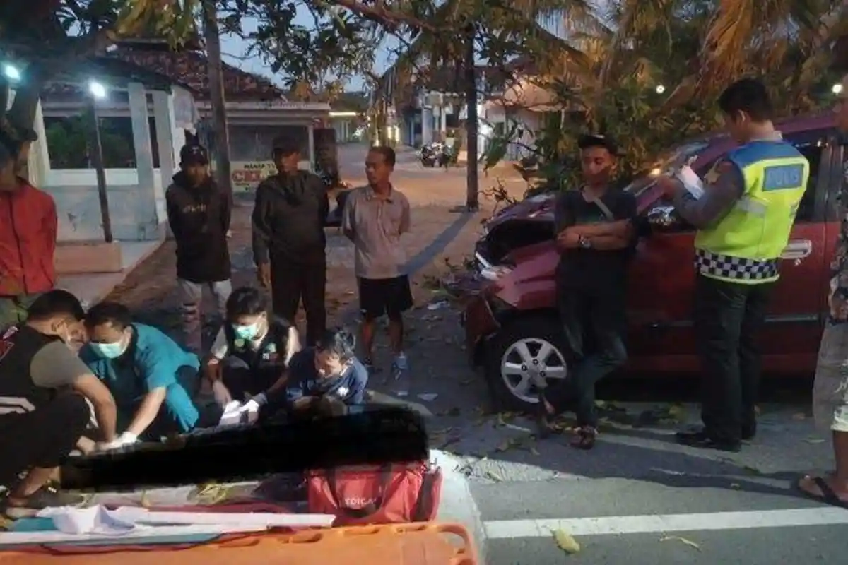 Kecelakaan Hari Ini, Mobil Dambar Ringsek Parah Usai Tertabrak Kereta Api