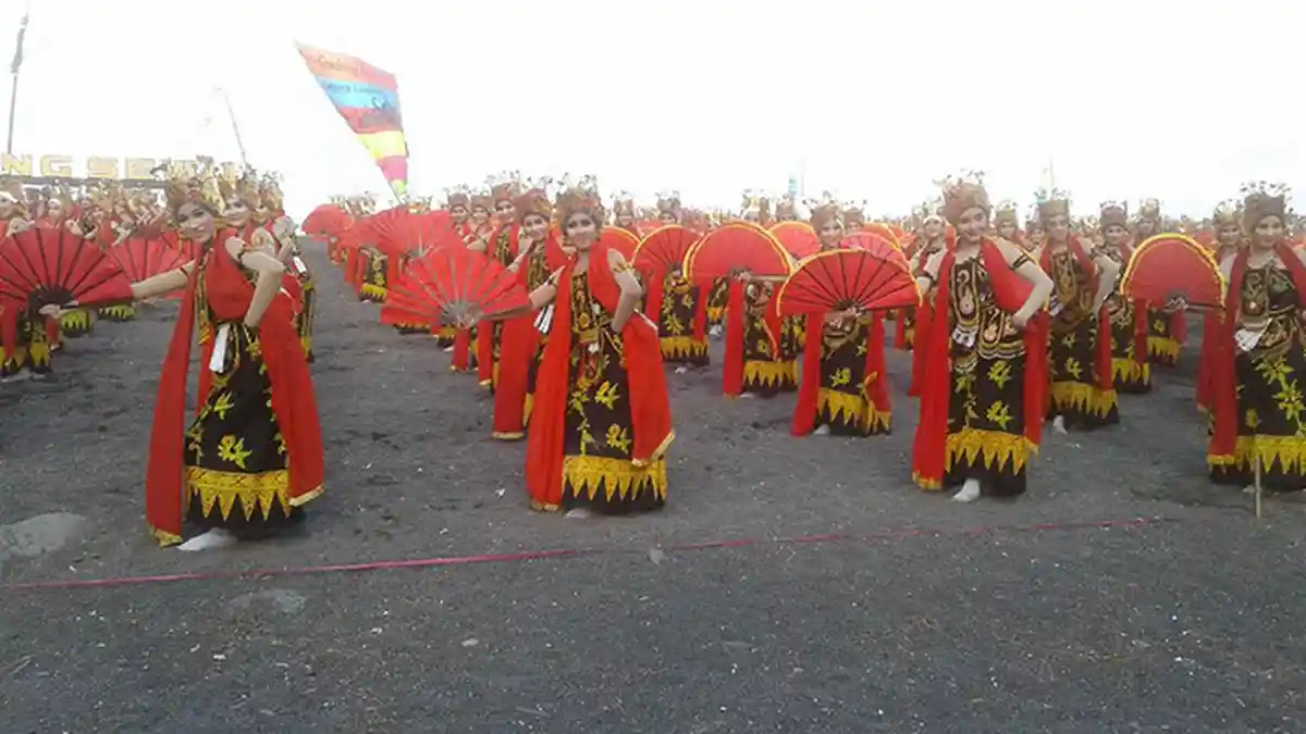 Tarian Gandrung Sewu Fantastis, Begini Reaksi Bule Jerman - tarian-gandrung-sewu-banyuwangi_20160918_074502.jpg