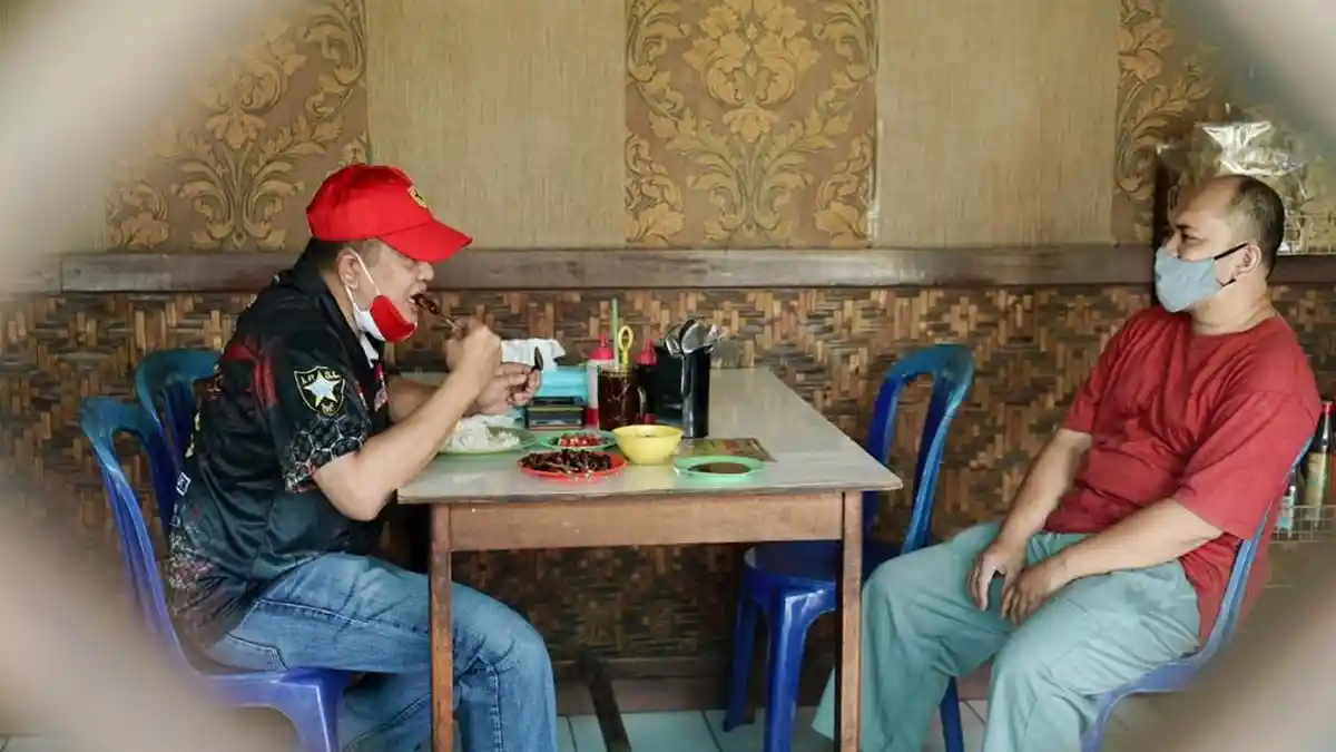 Ngobras Bareng Pedagang Sate Kiloan di Sentul Omzet Turun 50%