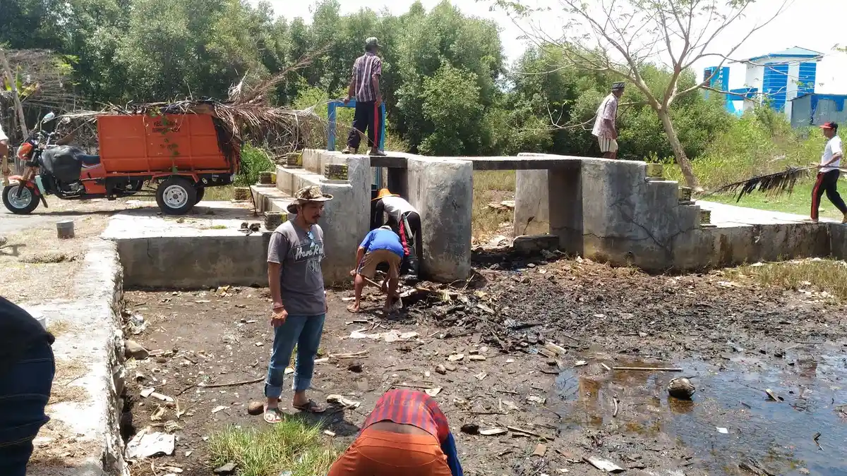 Antisipasi Banjir, Warga Untia Simulasi di Pintu Air Kanal