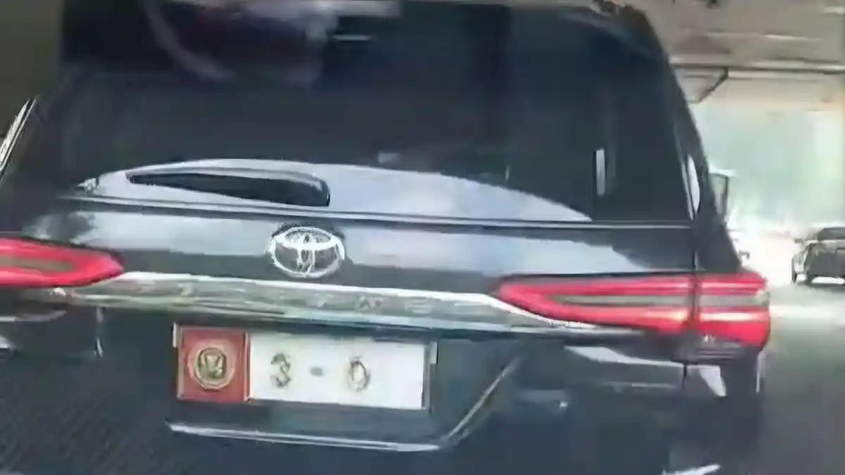 Viral Video Pengemudi Mobil Dinas Cekcok dengan Sopir Taksi : Malah Nyari Ribut di Jalan
