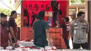 HAJI-2026-Porter-Embarkasi-Makassar-sedang-menurunkan-koper.jpg
