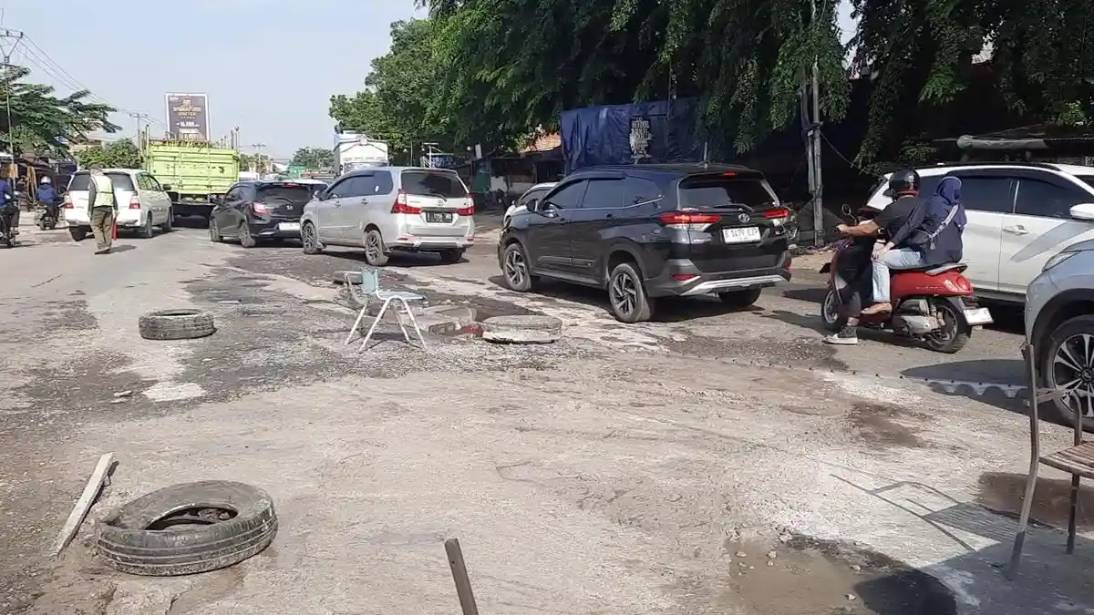Pengendara Keluhkan Kerusakan Parah di Jalan Akses Gerbang Tol Karawang Timur