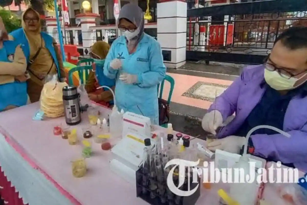 Gelar Sidak, Dinkes dan BPOM Uji Belasan Sampel Makanan di Pasar Takjil Kota Blitar, Ini Hasilnya