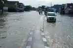 kendaraan-terlihat-menerobos-genangan-banjir-di-Jalur.jpg
