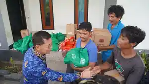 Bupati-Satria-Salurkan-Bantuan-Sembako-ke-Warga-Terdampak-Angin-Puting-Beliung.jpg