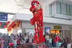 Semarak Imlek 2026, KAI Daop 8 Surabaya Bagikan Jeruk Keberuntungan dan Pertunjukan Barongsai