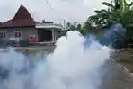 Fogging-yang-dilakukan-Dinas-Kesehatan-untuk-memberantas-nyamuk-aedes-aegypti.jpg