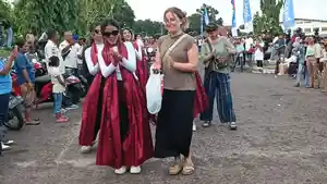 MENARI-Dua-bule-cantik-saat-ikut-menari-Dolo-dolo-Bersama.jpg