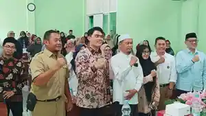 Cahyo-Harjo-Prakoso-menyerahkan-alat-pengolah-sampah-ke-Ponpes-Sunan-Kalijaga.jpg