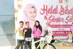 Wakil-Ketua-DPRD-Kabupaten-Pasuruan-Adinda-Denisa-saat-senam-bersama-warga.jpg