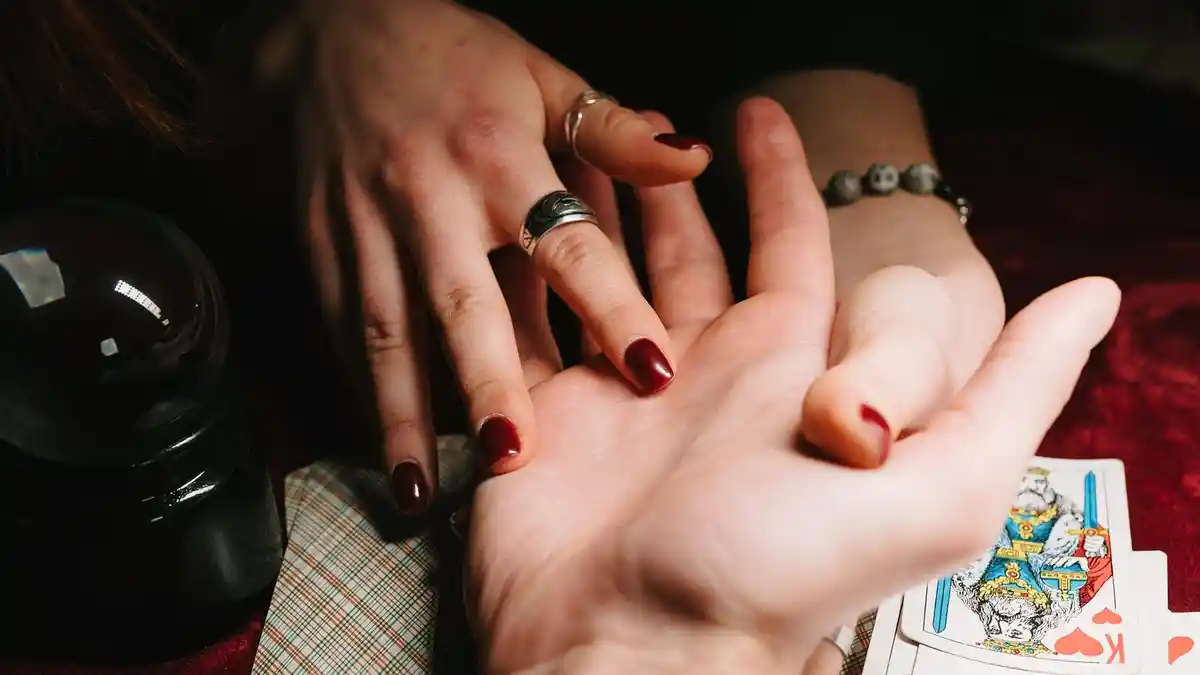 6 ZODIAK HOKI Hari Ini Minggu 6 April 2025, Pemilik Panah Keberuntungan Sang Sultan Kehidupan