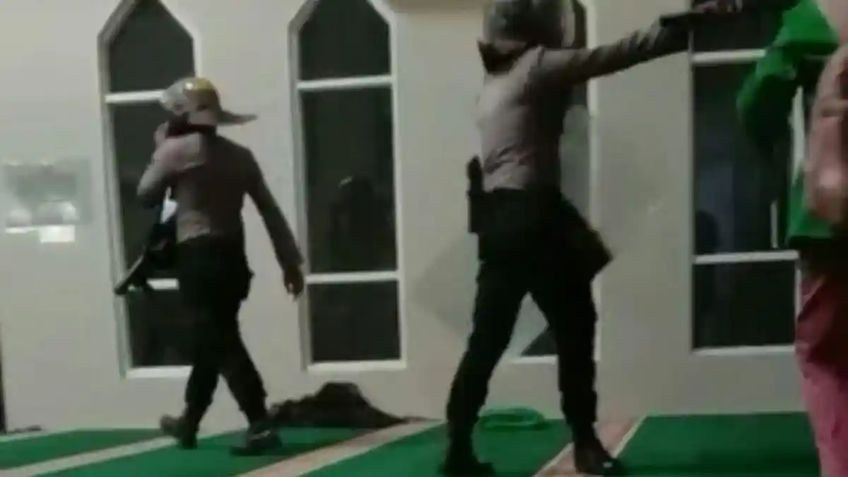 Polisi Masuk Masjid Masih Gunakan Sepatu, Polrestabes Makassar Minta Maaf
