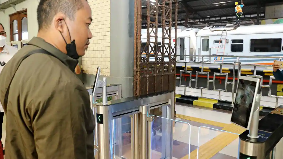 KAI Daop 3 Cirebon Terapkan Face Recognition:  Tak Perlu Tiket Kertas Lagi, Boarding Makin Cepat
