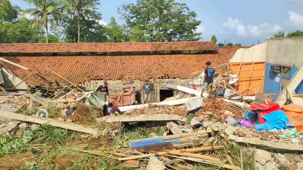 Penggilingan Padi dan 5 Motor Hancur Tertimpa Longsoran Tebing Setinggi 5 Meter di Majalengka