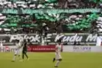 Persebaya Surabaya Dikalahkan di Kandang, Bonek Mengamuk