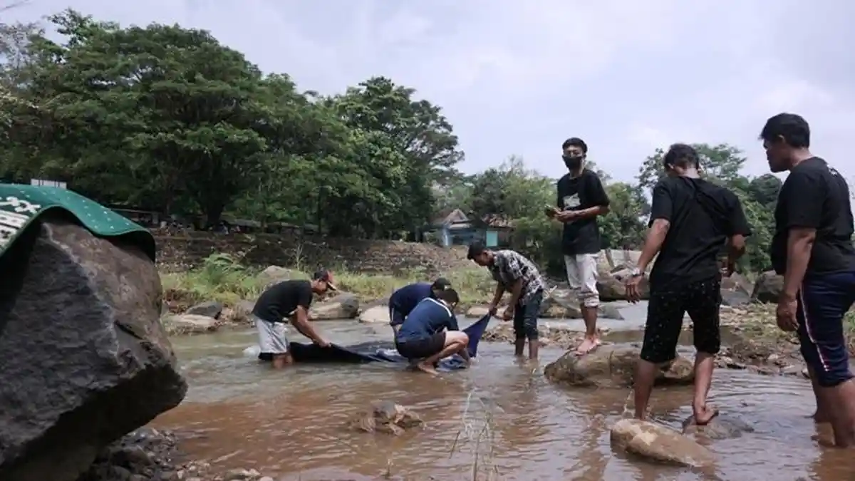 Tradisi Jelang Ramadan, Warga Bersih-bersih Musala dan Cuci Karpet di Bendungan Kramat Batang