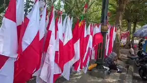 penjual_bendera_hut_ri_mataram_2025_.jpg