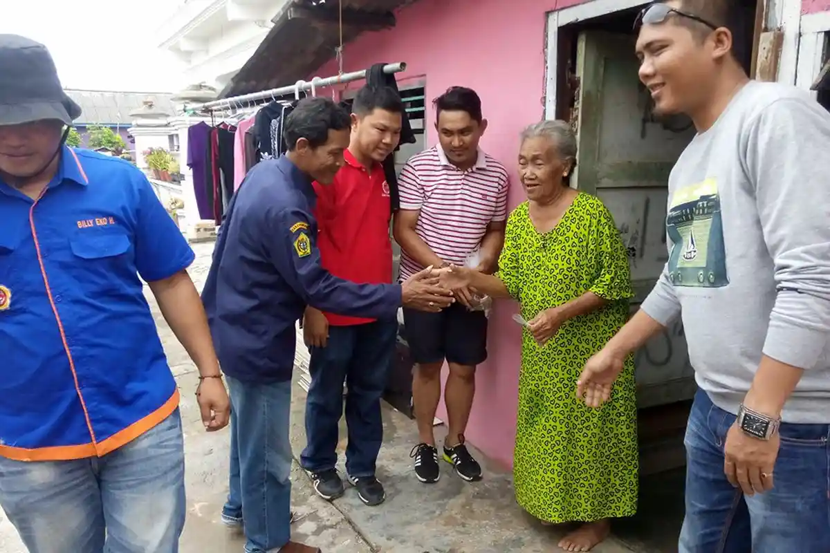 Karang Taruna Karimun Beri Bantuan Korban DBD di Tebing. Ini Bantuannya