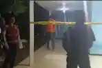 TKP-Personel-Satreskrim-Polres-Bangkalan-membentangkan-pita-police-line.jpg