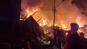 Kebakaran-13-kios-di-Pasar-Peranap-Inhu-Riau.jpg