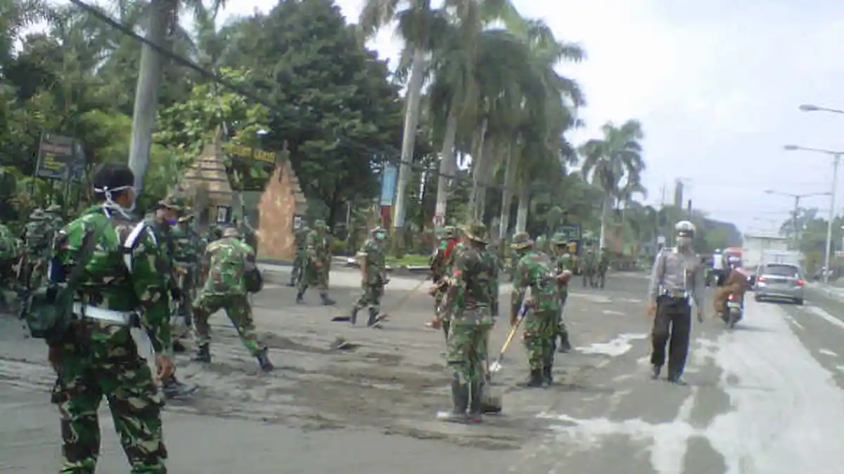 Debu Penuhi Jalan Kediri, Ribuan Tentara Dikerahkan Bersihkan Jalan