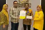 Momen-Ahmad-Doli-Kurnia-Tandjung-serahkan-surat-rekomendasi-kepada-pasangan-Syaharuddin.jpg
